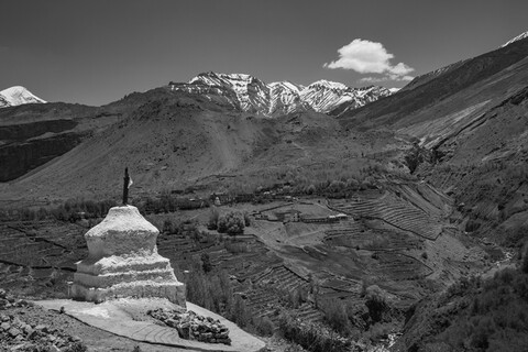 Chorten overlooking Mane village